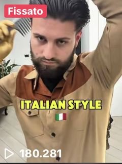 Video TikTok di Golden Razor: Italian style, il barbiere guarda in camera con il pettine tra i capelli